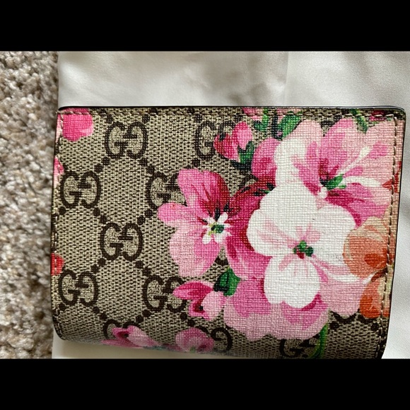 SOLD Gucci blooms Compact Wallet - Picture 15 of 16